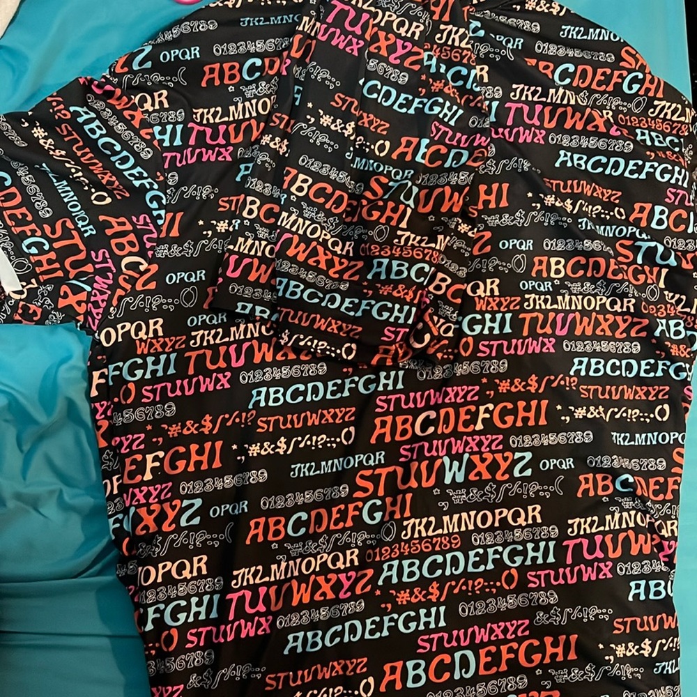 I’m selling acute two-piece graphic set with shorts and an oversize T.